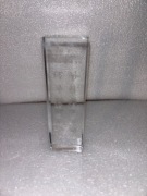 Szklany przycisk do papieru(?) z chińskimi znakami