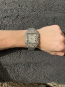 Zegarek ze sztucznymi diamentami