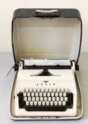 Maszyna do pisania walizkowa firmy Adler Gabriel10