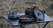 ZESTAW NACZYŃ KEMPINGOWYCH Z CZAJNIKIEM