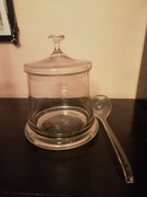 Szklany pojemnik z plastikowa łyżką