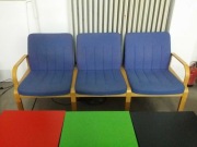 Tapicerowana ławeczka trzyosobowa niebieska