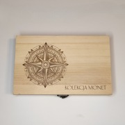 DREWNIANE PUDEŁKO NA MONETY róża wiatrów (na 50 monet)