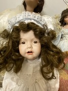 Śliczna laleczka porcelanowa