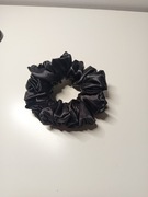 Satynowa gumka scrunchie czarna 