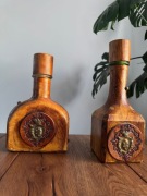 Stare karafki butelki w skórze vintage z herbem zestaw 2 szt