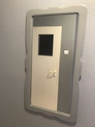 Lustro w szarej ramie z drewna