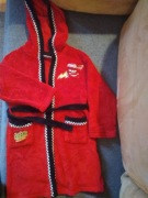 Czerwony szlafrok z aplikacją Zygzaka McQueen.