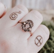 Pierścionek słowiański rustykalny kuta miedź antyczna zawijasy piękny