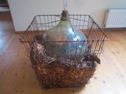 Gąsior na wino w metalowym koszu