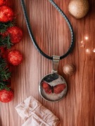 Okrągły wisiorek z żywicy z motywem motyla