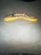 Oryginalny australijski bumerang zdobiony przez Aborygenów