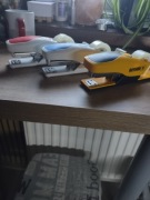Zszywacz biurowy z taśmą 