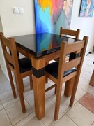 Drewniany stół z granitowym blatem i trzy krzesła