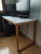 Biurko z białym blatem i drewnianymi nogami 120x60 cm