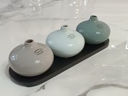 CREATIV HOME Ręcznie robiony zestaw 3 małych wazoników na podstawce.