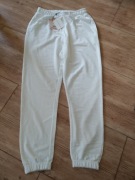 Białe spodnie dresowe 
