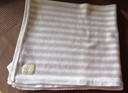 Biało-beżowy kocyk dla dziecka