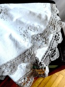 Obrus na okrągły stolik, haft ręczny,koronka lniana.średnica ok.86cm.