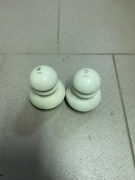 Stare izolatory porcelanowe do linii energetycznych nN