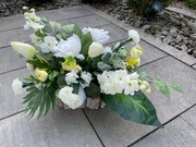 Dekoracja nagrobna w podstawie drewnianej, kompozycja wiosenna