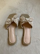 Klapki różowo beżowe z kokardą błyszczące 36