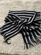 Szalik męski biało czarny w paski nieregularne z frędzlami 