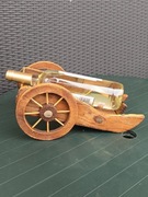 Stary drewniany stojak na butelkę z winem