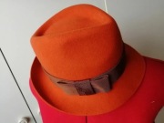 Kapelusz. Margaret Brand. Pomarańczowy