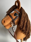 NOWY Hobby Horse A4 z ogłowiem i wodzami rudy
