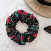 Gumka scrunchie bawełna, góralskie kwiaty, czarna