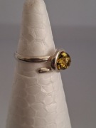 Pierścionek srebrny pr. 925 z bursztynem bałtyckim. Regulowany.