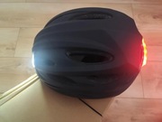 Kask rowerowy z czerwonym i białym światłem