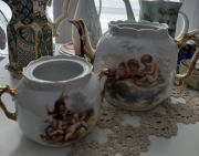 Stara porcelana dzbanek i cukiernica  scenka 