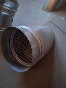 Króciec kątowy zakańczający z siatką i okapnikiem 45 stopni fi 200mm