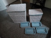 Zestaw pięciu koszy wiklinowych wykładanych materiałem z Holandii