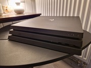 PlayStation 4 PRO 1TB + 2 pady + ładowarka 