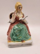 Porcelanowa figurka Dama dworu z książką