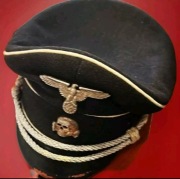 Czarna czapka z daszkiem SS-Verfügungstruppe dla liderów.