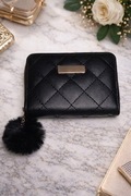 Pikowany damski portfel z pomponem – czarny, elegancki, zapinany na zamek
