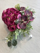 Malinowe serce nagrobne.