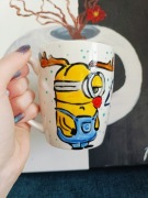 Kubek ręcznie malowany - minionek świąteczny