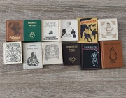 Zestaw książek miniaturowych.