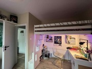 Łóżko na antresoli ze schodami