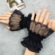 Czarne koronkowe mankiety z falbanami – romantyczny, gotycki, vintage styl