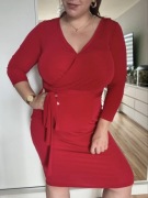 Elegancka czerwona sukienka kopertowa midi XL42