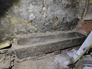 Długi żłób z piaskowca