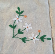 Obrus lniany, haftowany, 140 x 100 cm.