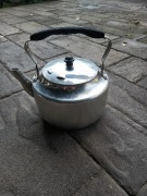 Stary, aluminiowy czajnik radzicki