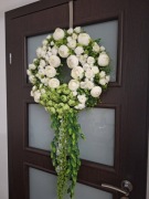 Wianek na drzwi wiosenny, wielkanocny z białych kwiatów